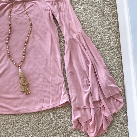 ♥️HOST PICK♥️Off The Shoulder Top - Picture 4 of 6